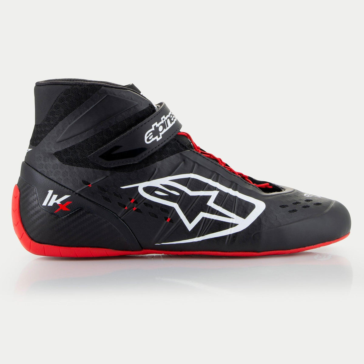 Zapatillas de Karting Alpinestars Tech-1 KX V3 FIA 8877-2022 Negro/Blanco/Rojo, vista tres cuartos