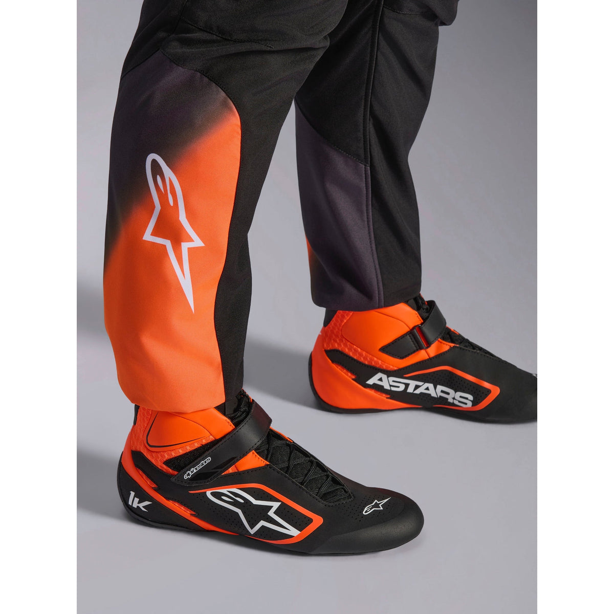 Traje de Karting Alpinestars KMX-5 V3 FIA 8877-2022 Negro/Blanco/Naranja Flúo, detalle