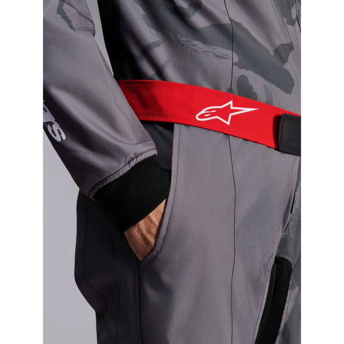 Traje de Karting Alpinestars KMX-9 V3 Graphic 5 FIA 8877-2022 Gris Oscuro/Negro, detalle