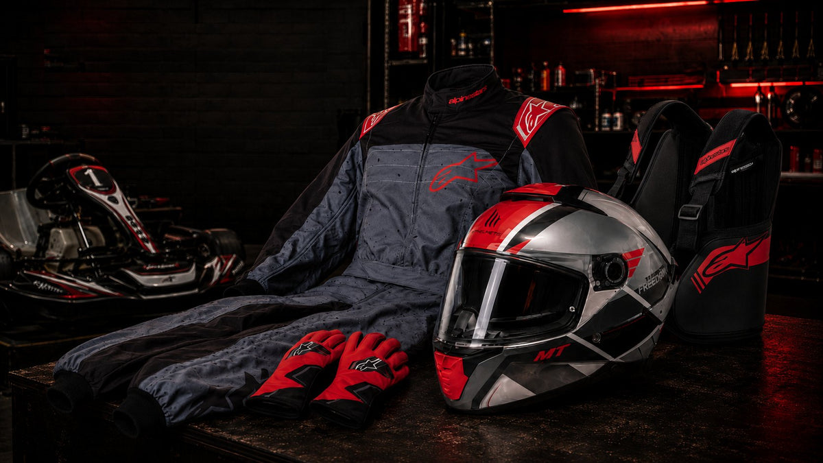 Mameluco y guantes Alpinestars, casco MT Helmets y kart en el taller de Motoparts.py